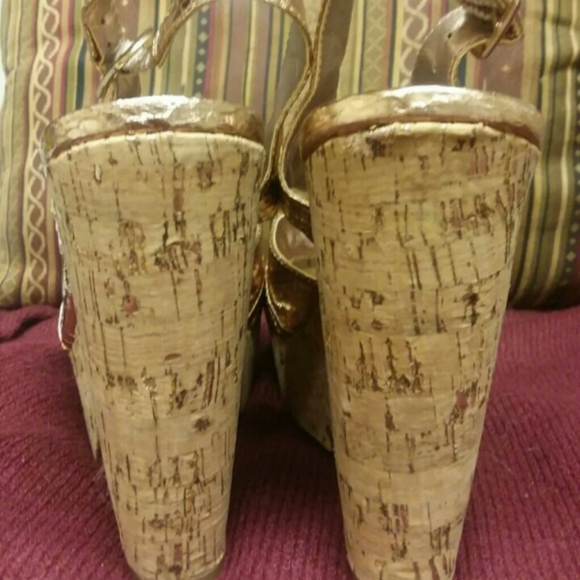 🌟🌟SOLD🌟🌟 BCBG Generation Gold Wedge Sandals - Picture 4 of 5